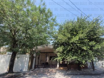 Casa D UNA SOLA PLANTA n venta Los Cedros abajo de Cumbres 3er Sector, a 30m de esquina, a 2 cuadras de parque, a 1.3km (4 min) de Paseo de los Leones