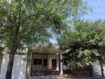 Casa D UNA SOLA PLANTA n venta Los Cedros abajo de Cumbres 3er Sector, a 30m de esquina, a 2 cuadras de parque, a 1.3km (4 min) de Paseo de los Leones