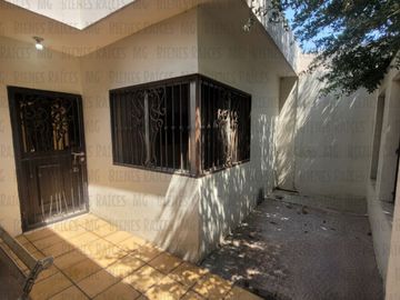 Casa D UNA SOLA PLANTA n venta Los Cedros abajo de Cumbres 3er Sector, a 30m de esquina, a 2 cuadras de parque, a 1.3km (4 min) de Paseo de los Leones