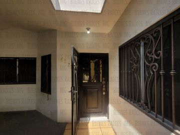 Casa D UNA SOLA PLANTA n venta Los Cedros abajo de Cumbres 3er Sector, a 30m de esquina, a 2 cuadras de parque, a 1.3km (4 min) de Paseo de los Leones