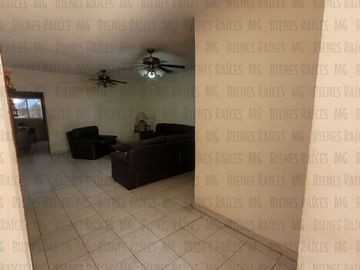 Casa D UNA SOLA PLANTA n venta Los Cedros abajo de Cumbres 3er Sector, a 30m de esquina, a 2 cuadras de parque, a 1.3km (4 min) de Paseo de los Leones