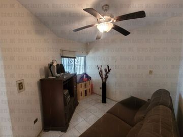 Casa D UNA SOLA PLANTA n venta Los Cedros abajo de Cumbres 3er Sector, a 30m de esquina, a 2 cuadras de parque, a 1.3km (4 min) de Paseo de los Leones
