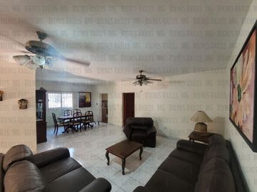 Casa D UNA SOLA PLANTA n venta Los Cedros abajo de Cumbres 3er Sector, a 30m de esquina, a 2 cuadras de parque, a 1.3km (4 min) de Paseo de los Leones