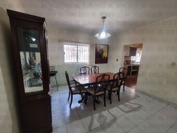 Casa D UNA SOLA PLANTA n venta Los Cedros abajo de Cumbres 3er Sector, a 30m de esquina, a 2 cuadras de parque, a 1.3km (4 min) de Paseo de los Leones