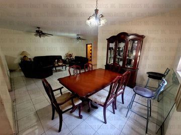 Casa D UNA SOLA PLANTA n venta Los Cedros abajo de Cumbres 3er Sector, a 30m de esquina, a 2 cuadras de parque, a 1.3km (4 min) de Paseo de los Leones