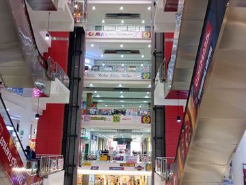 VENTA LOCAL EN 2 NIVEL GAMA MODA LA VICTORIA