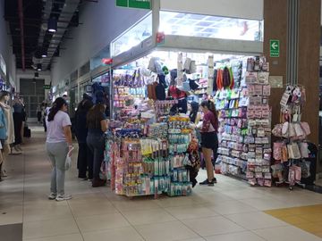 VENTA LOCAL EN 2 NIVEL GAMA MODA LA VICTORIA