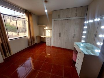 VENTA DE CASA EN ATE VITARTE URBANIZACION SANTA CLARA