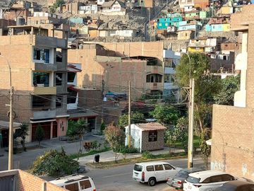 VENTA DE CASA EN ATE VITARTE URBANIZACION SANTA CLARA