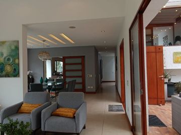 Casa en venta en Cumbayá – Sector El Cebollar