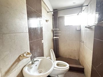 vendo amplio departamento con cochera y ascensor cerca al palomar