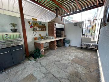 Luminosa Casa Antigua Remodelada En Ñuñoa / 3d 3b