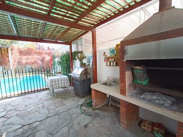 Luminosa Casa Antigua Remodelada En Ñuñoa / 3d 3b