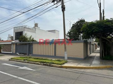 Se Vende Casa Como Terreno En San Borja En Esquina