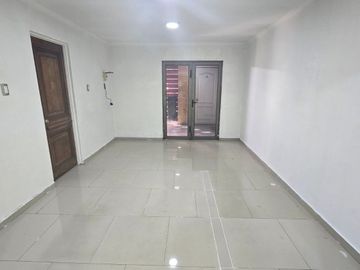 CASA CON  ESTACIONAMIENTO