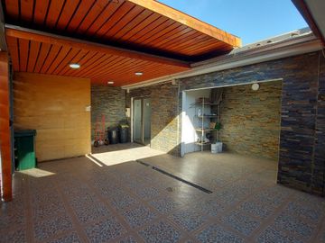 CASA CON  ESTACIONAMIENTO