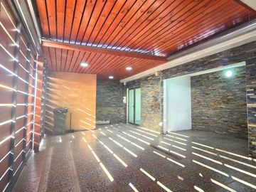 CASA CON  ESTACIONAMIENTO