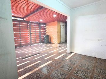 CASA CON  ESTACIONAMIENTO