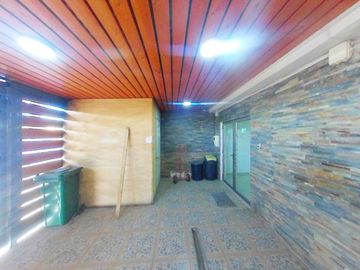 CASA CON  ESTACIONAMIENTO