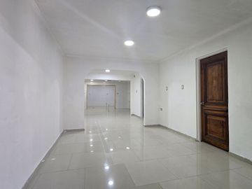 CASA CON  ESTACIONAMIENTO