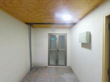 CASA CON  ESTACIONAMIENTO
