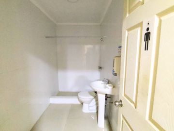 CASA CON  ESTACIONAMIENTO