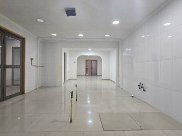 CASA CON  ESTACIONAMIENTO