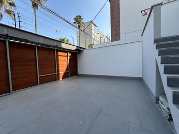 🔸 Amplio departamento en Chacarilla, 1er piso elevado, frente a parque