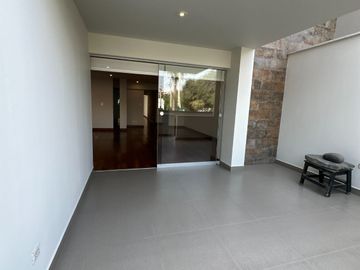 🔸 Amplio departamento en Chacarilla, 1er piso elevado, frente a parque