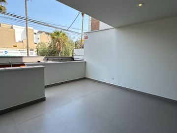 🔸 Amplio departamento en Chacarilla, 1er piso elevado, frente a parque