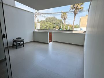 🔸 Amplio departamento en Chacarilla, 1er piso elevado, frente a parque