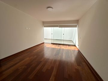 🔸 Amplio departamento en Chacarilla, 1er piso elevado, frente a parque