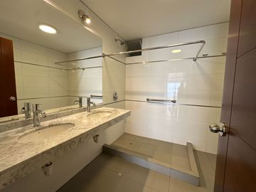 🔸 Amplio departamento en Chacarilla, 1er piso elevado, frente a parque