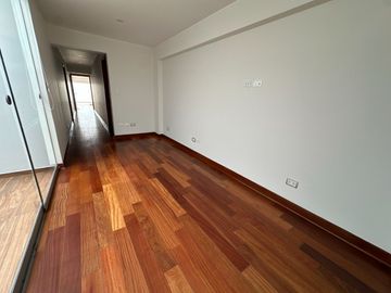 🔸 Amplio departamento en Chacarilla, 1er piso elevado, frente a parque