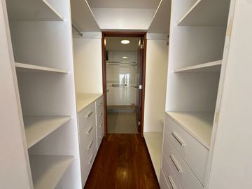 🔸 Amplio departamento en Chacarilla, 1er piso elevado, frente a parque