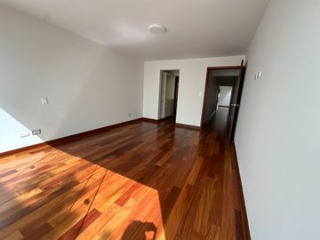 🔸 Amplio departamento en Chacarilla, 1er piso elevado, frente a parque