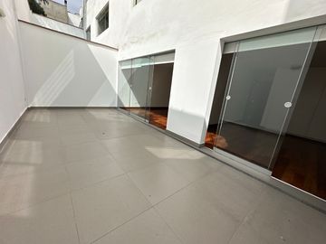 🔸 Amplio departamento en Chacarilla, 1er piso elevado, frente a parque