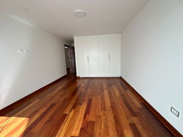 🔸 Amplio departamento en Chacarilla, 1er piso elevado, frente a parque