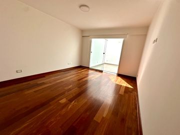 🔸 Amplio departamento en Chacarilla, 1er piso elevado, frente a parque
