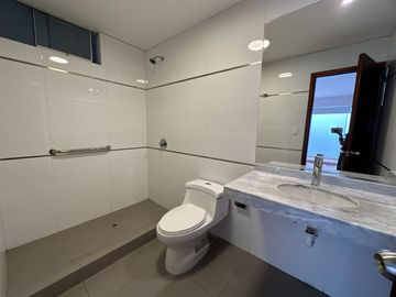 🔸 Amplio departamento en Chacarilla, 1er piso elevado, frente a parque