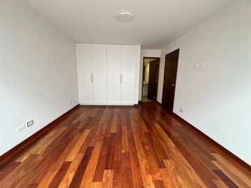 🔸 Amplio departamento en Chacarilla, 1er piso elevado, frente a parque