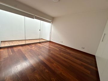 🔸 Amplio departamento en Chacarilla, 1er piso elevado, frente a parque