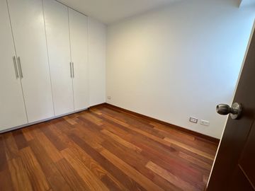 🔸 Amplio departamento en Chacarilla, 1er piso elevado, frente a parque