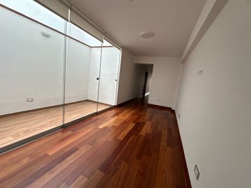 🔸 Amplio departamento en Chacarilla, 1er piso elevado, frente a parque