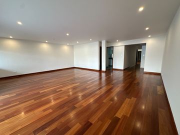 🔸 Amplio departamento en Chacarilla, 1er piso elevado, frente a parque