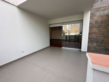 🔸 Amplio departamento en Chacarilla, 1er piso elevado, frente a parque