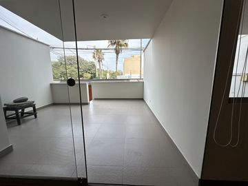 🔸 Amplio departamento en Chacarilla, 1er piso elevado, frente a parque