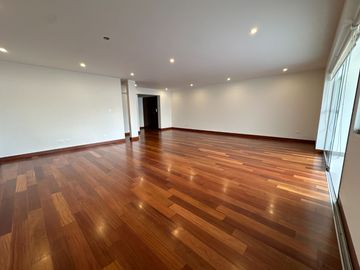 🔸 Amplio departamento en Chacarilla, 1er piso elevado, frente a parque
