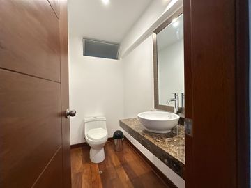 🔸 Amplio departamento en Chacarilla, 1er piso elevado, frente a parque