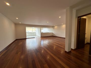 🔸 Amplio departamento en Chacarilla, 1er piso elevado, frente a parque